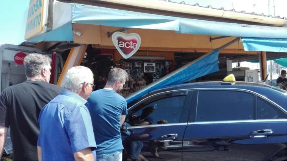Κέρκυρα: Ταξί έπεσε πάνω σε περίπτερο – Τραυματίστηκε μια γυναίκα